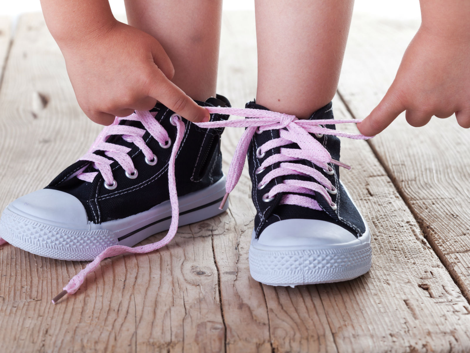 teaching kids to tie their shoelaces 